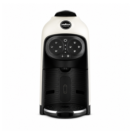 Cremefarbene Lavazza Deséa mit frisch zubereitetem Cappuccino und feinem Milchschaum auf heller Küchenfläche