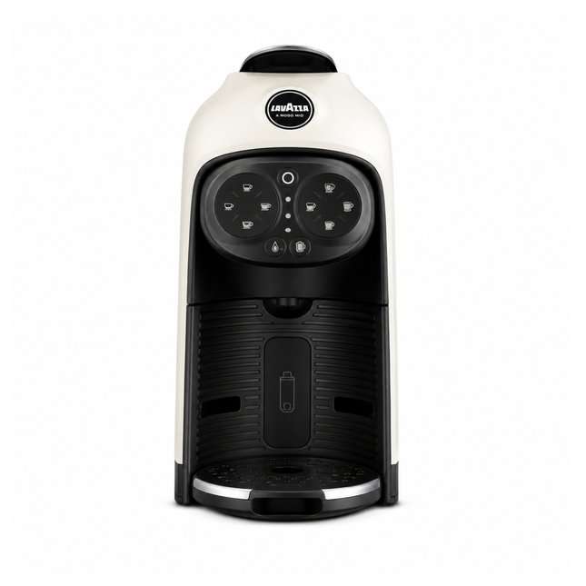 Cremefarbene Lavazza Deséa mit frisch zubereitetem Cappuccino und feinem Milchschaum auf heller Küchenfläche