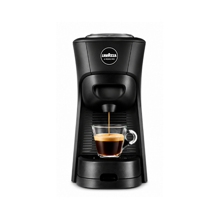 Braune Kapselmaschine mit frisch zubereitetem Latte Macchiato und Espresso 