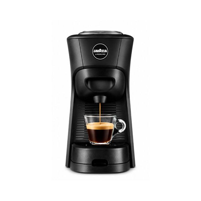Braune Kapselmaschine mit frisch zubereitetem Latte Macchiato und Espresso 