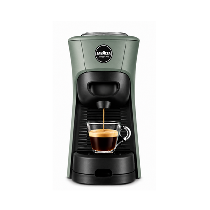 Grüne Lavazza Tiny neben einer Espressotasse auf heller Arbeitsplatte mit dezentem Küchenhintergrund