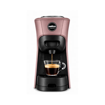 Rosafarbene Lavazza Tiny mit frisch gebrühtem Espresso als stilvoller Blickfang in einer modernen Küche