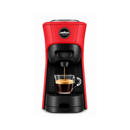 Rote Lavazza A Modo Mio Tiny mit frisch gebrühtem Espresso auf der Arbeitsplatte einer modernen Küche