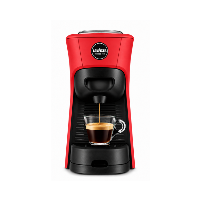 Rote Lavazza A Modo Mio Tiny mit frisch gebrühtem Espresso auf der Arbeitsplatte einer modernen Küche