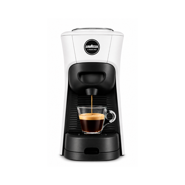 Weisse Lavazza A Modo Mio Tiny mit frisch gebrühtem Espresso auf einer hellen Küchenarbeitsplatte