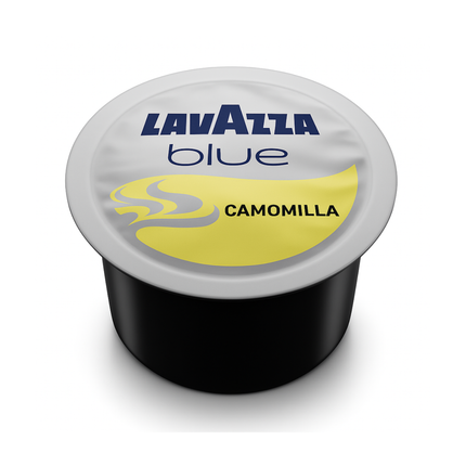 Lavazza BLUE Kamillentee Kapseln mit dampfendem Kamillentee in einer Tasse und blühenden Kamillenblüten