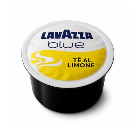 Lavazza BLUE Tè al Limone Kapseln mit dampfendem Zitronentee in einer Glastasse und frischer Zitronenscheibe