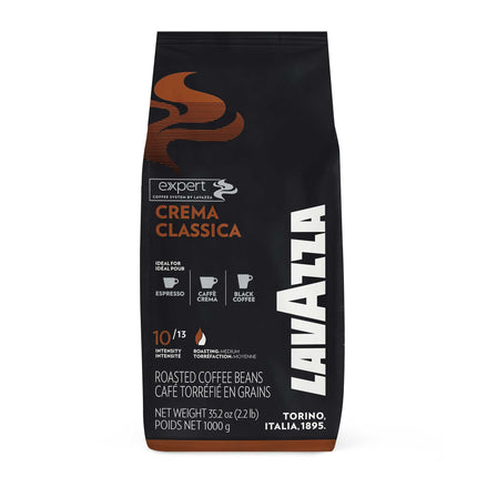 1-kg-Beutel Lavazza Crema Classica mit frisch gebrühtem Espresso und samtiger Crema auf einem Holztisch