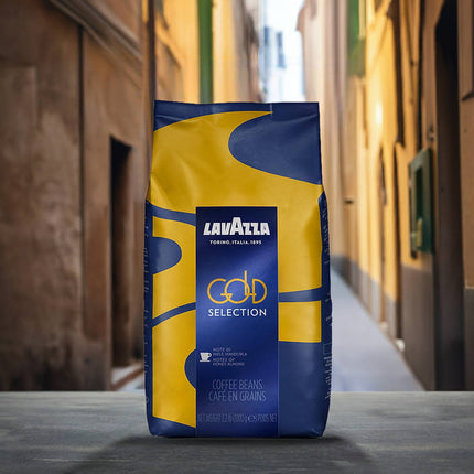 Detailansicht Lavazza Gold Selection Espresso: Visualisierung der Honig- und Mandelnoten durch perfekt extrahierte dunkle Röstung.