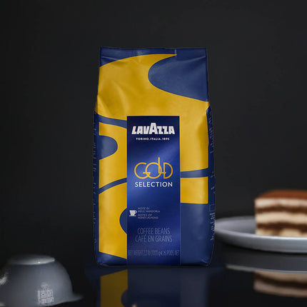 Lavazza Gold Selection Bohnen beim Einfüllen in einen Kaffeevollautomaten – ideal für das Büro