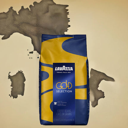 Lavazza Gold Selection Kaffeepackung neben einer italienischen Siebträgermaschine in einer Schweizer Küche