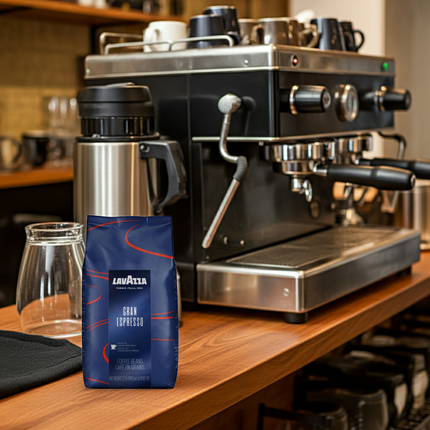 Lavazza Gran Espresso 1kg – Fokus auf die exzellente Standfestigkeit der Crema und das intensive Kakao-Aroma im Profi-Einsatz.