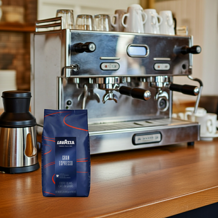 Frisch extrahierter Ristretto mit Lavazza Gran Espresso – Zeigt die sirupartige, dunkle Crema