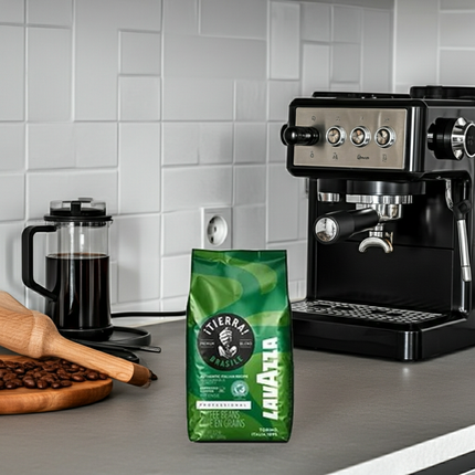 Lavazza Tierra Brasile 1kg: Ganze Bohnen für Siebträgermaschinen mit Nuancen von Trockenfrüchten.