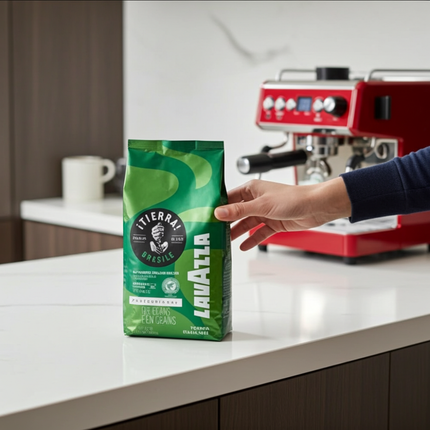 Barista-Qualität 1kg: Lavazza Tierra Brasile Bohnen für eine dichte, haselnussbraune Crema und vollen Körper.