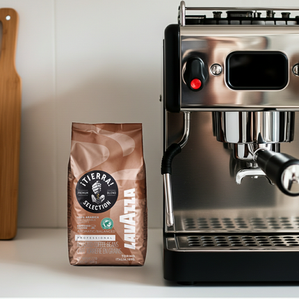 Lavazza ¡TIERRA! Selection 1kg Packung – Fokus auf das Rainforest Alliance Logo als Garant für ethisch produzierten 100% Arabica Hochlandkaffee.