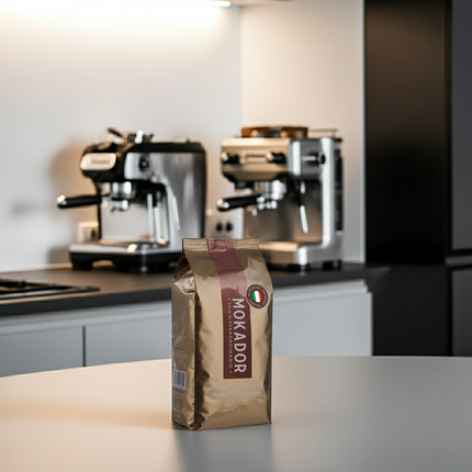 Mokador Oro 90/10 1kg: Premium Espressobohnen aus Italien mit Nuancen von geröstetem Getreide und Kakao.