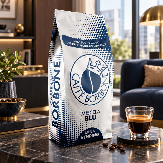 Ganze Caffè Borbone Blu Vending Kaffeebohnen neben einer frisch zubereiteten Tasse Espresso