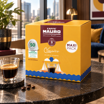 Caffè Mauro Miscela Intensa Kaffeepads neben einer frisch zubereiteten Tasse Espresso