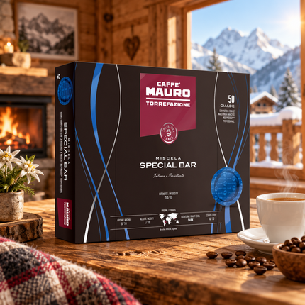 Caffè Mauro Special Bar Kapseln neben einer frisch zubereiteten Tasse italienischem Espresso