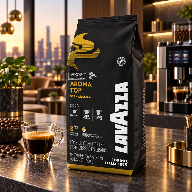 Ganze Lavazza Aroma Top Arabica-Bohnen neben einer frisch zubereiteten Tasse Espresso