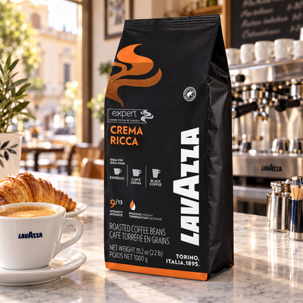 Ganze Lavazza Crema Ricca 60/40 Kaffeebohnen neben einer frisch gebrühten Tasse Espresso
