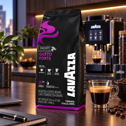 Lavazza Gusto Forte 100% Robusta Bohnen neben einer frisch zubereiteten Tasse Kaffee