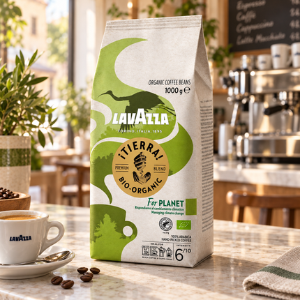 Ganze Lavazza ¡Tierra! Bio-Organic Kaffeebohnen neben einer frisch zubereiteten Tasse Espresso